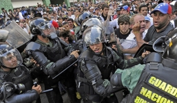 Hàng trăm người Venezuela biểu tình đụng độ với cảnh sát